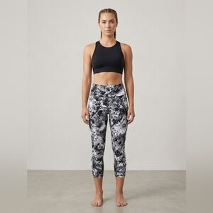 UNDER ARMOUR Soft Black and White Yoga Running Waistband Ankle Leggings - Size M